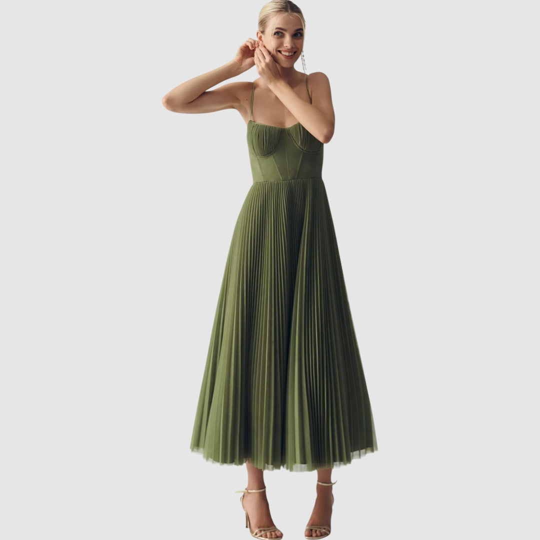 Della | Modern Open-Back Elegance