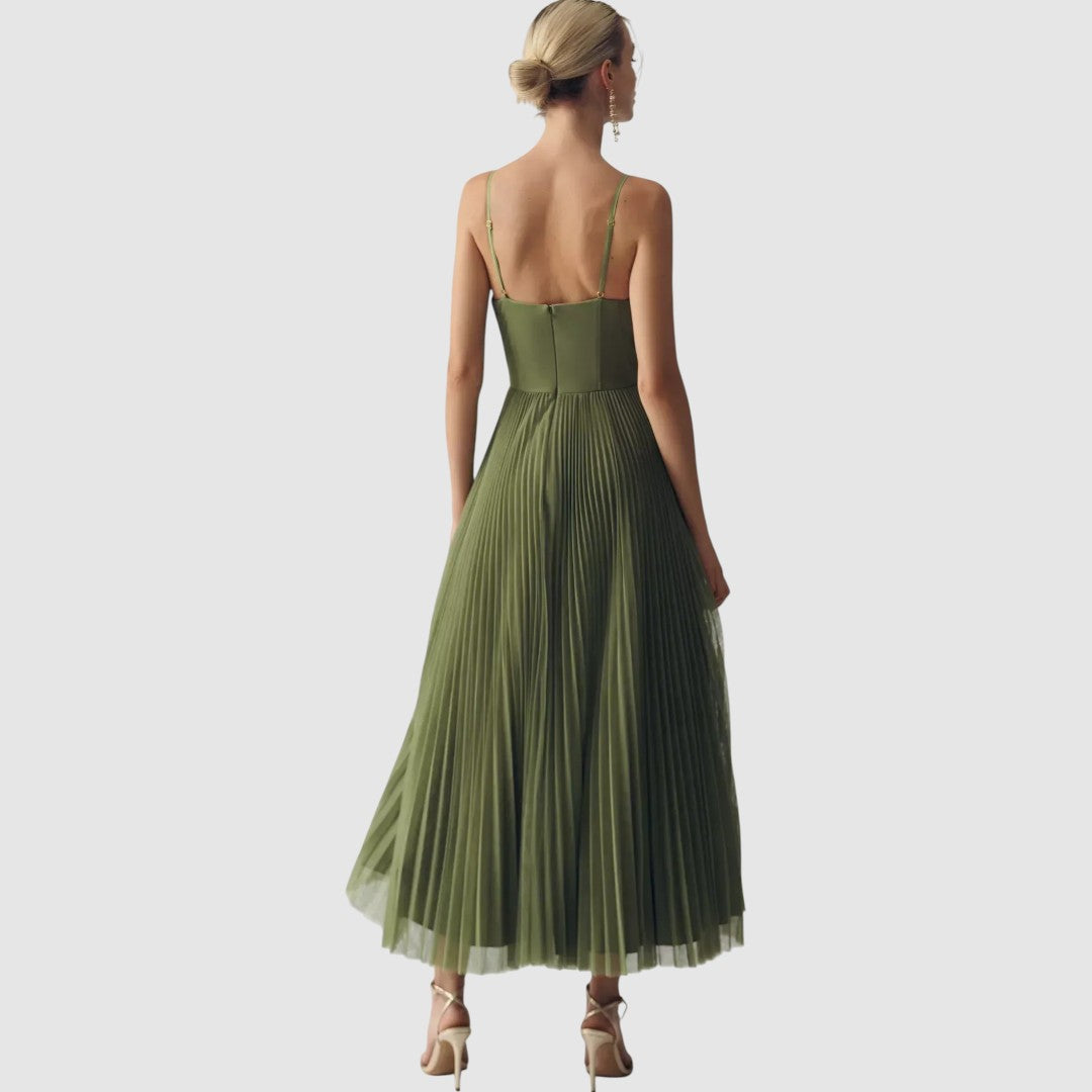 Della | Modern Open-Back Elegance