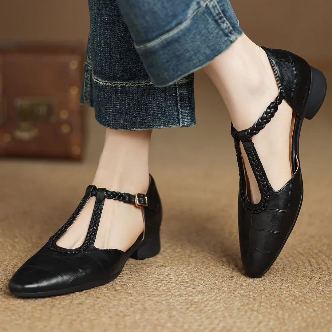Eliana Elegant Leather Sandal Black, photo studio