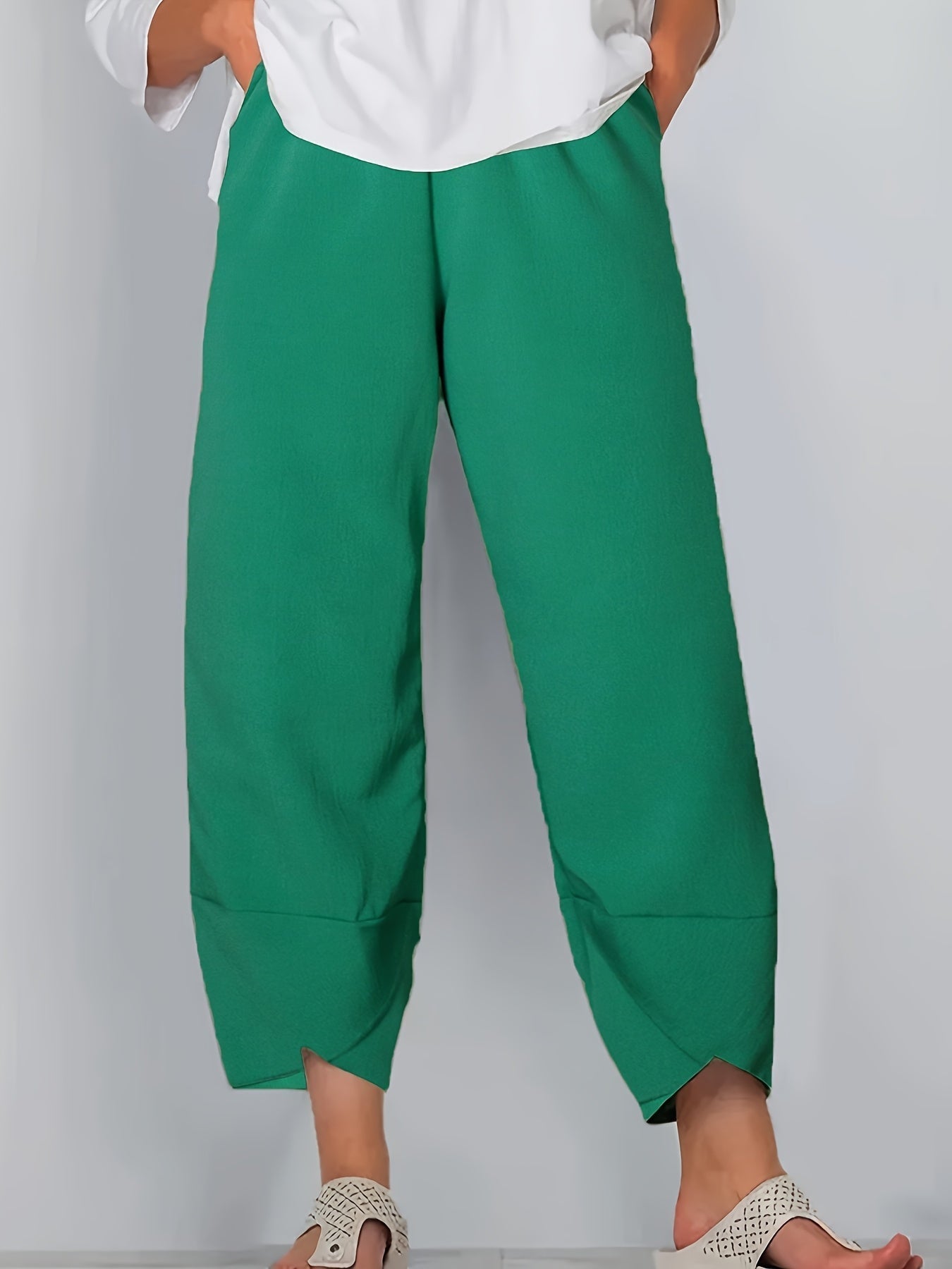 Kaeli Elegant Side-Pocket Trousers Olive, photo studio