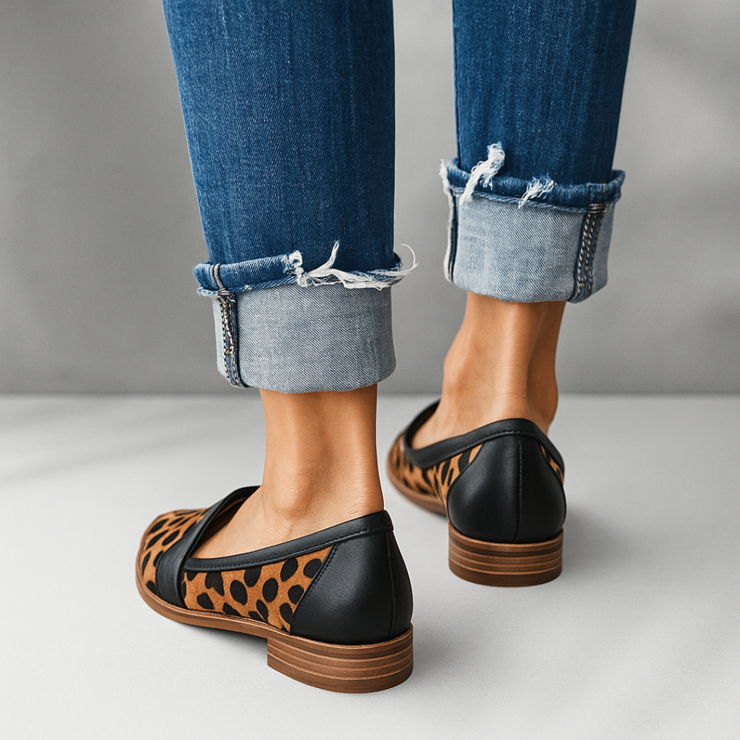 Luz Elegant Pointed Slip-On Loafer Black, photo studio