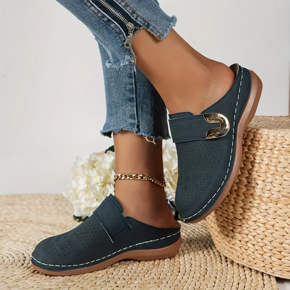 Caprielle Chic Supportive Wedge Sandals Navy, photo studio
