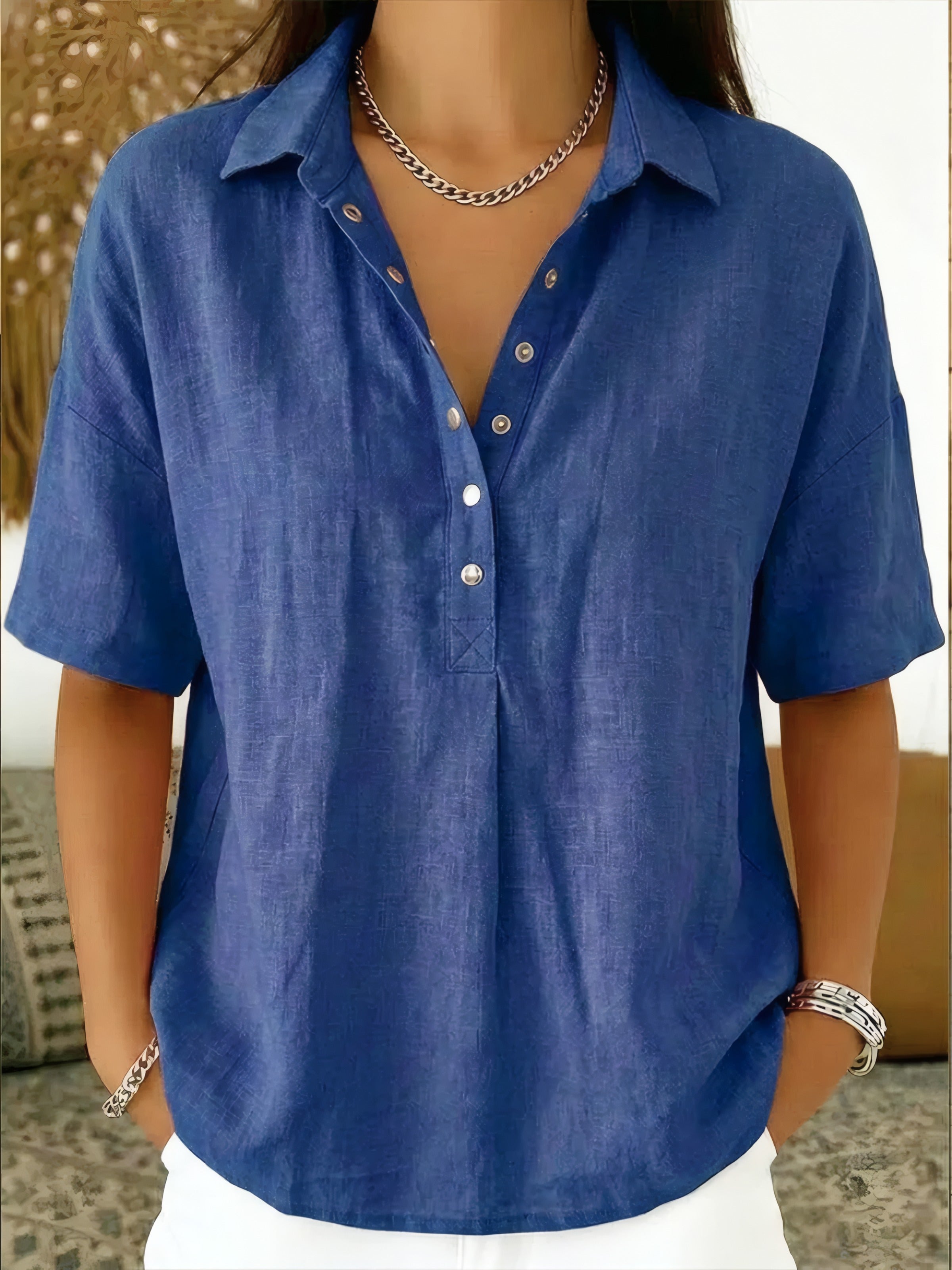 Molly | Relaxed Everyday Blouse Blue, photo studio
