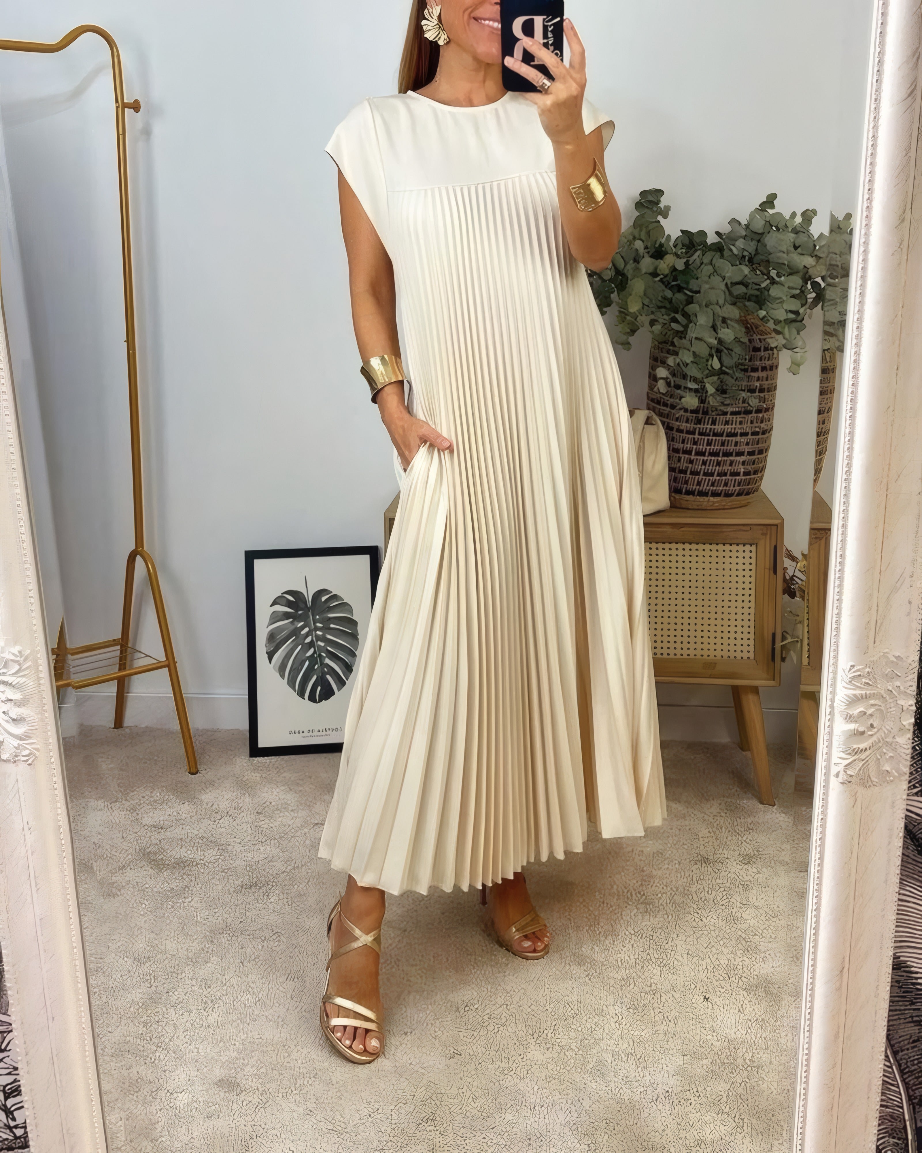 Aggie | Naturally Elegant Flared Pleated Dress Beige, photo studio