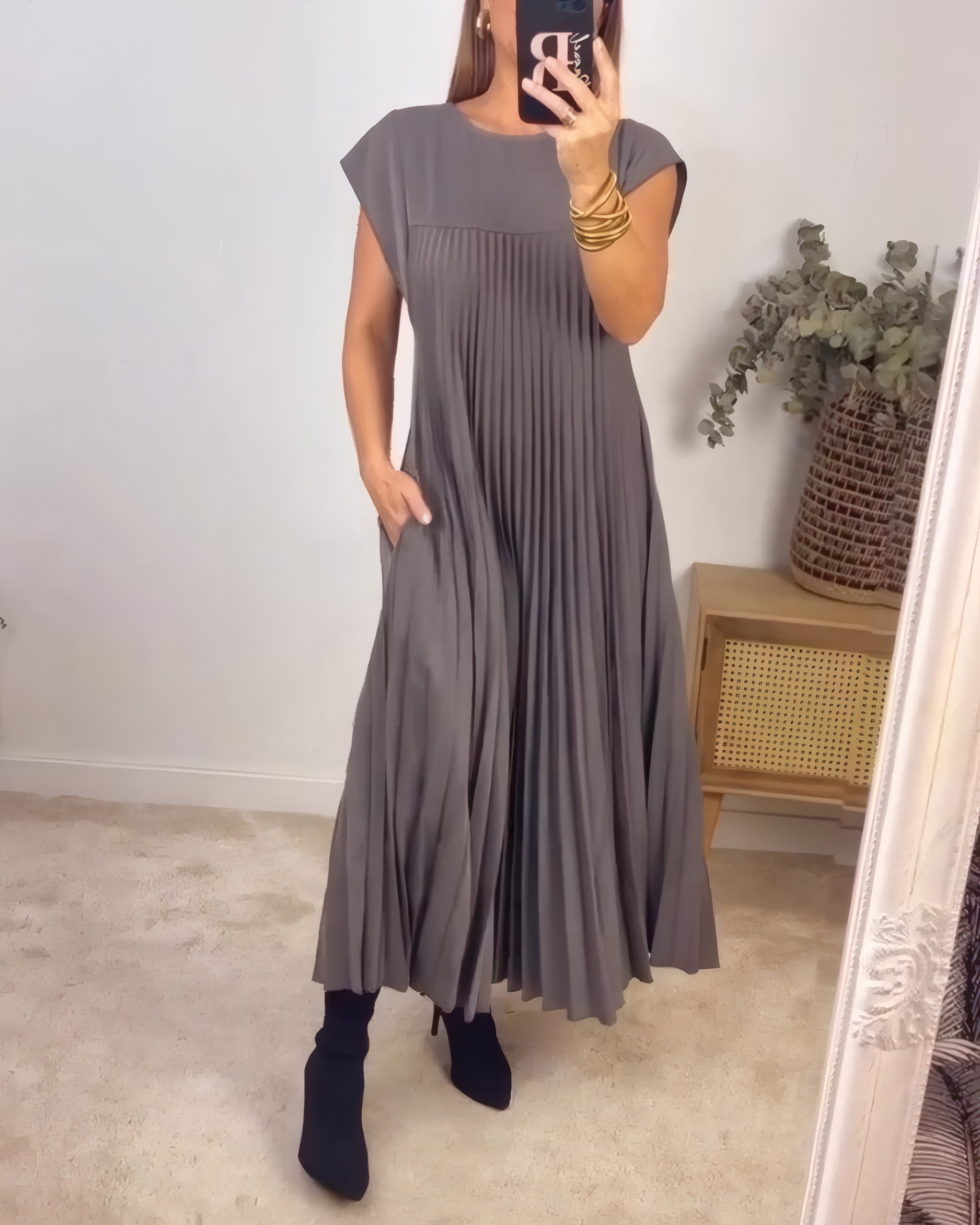 Aggie | Naturally Elegant Flared Pleated Dress Grey, photo studio