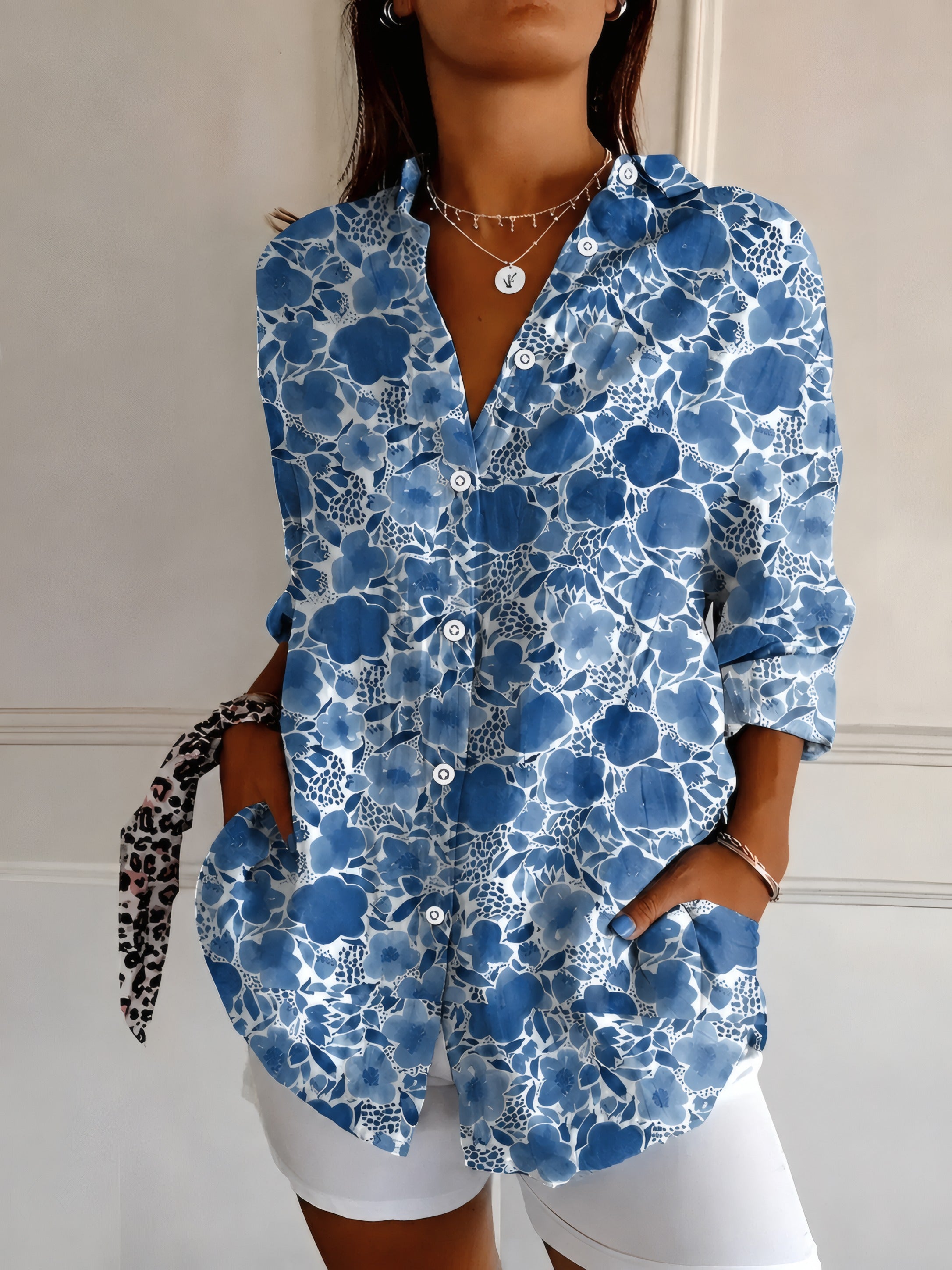 Yolanda | Vintage-Inspired Blouse Dark Blue Floral, photo studio