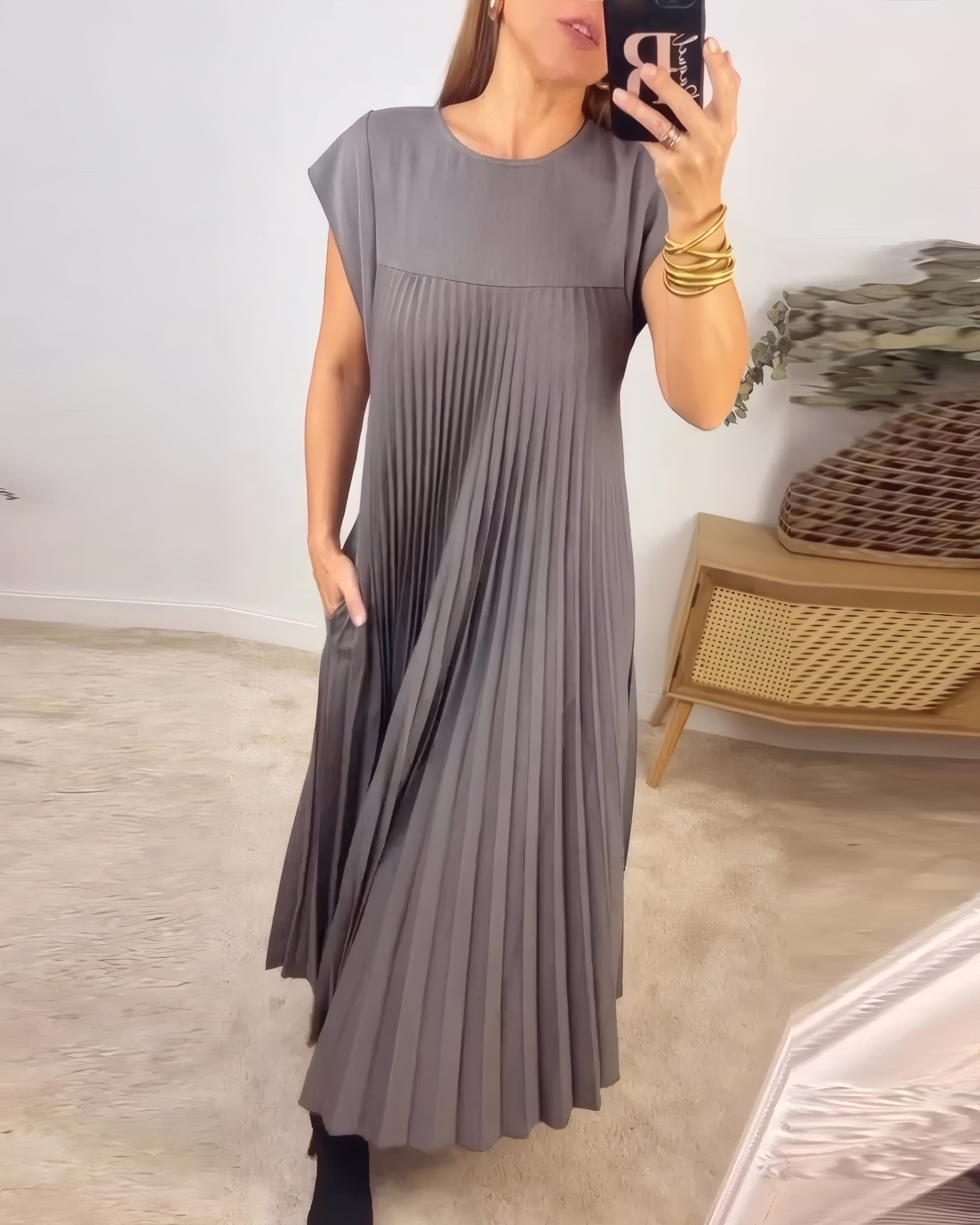 Aggie | Naturally Elegant Flared Pleated Dress Grey, photo studio