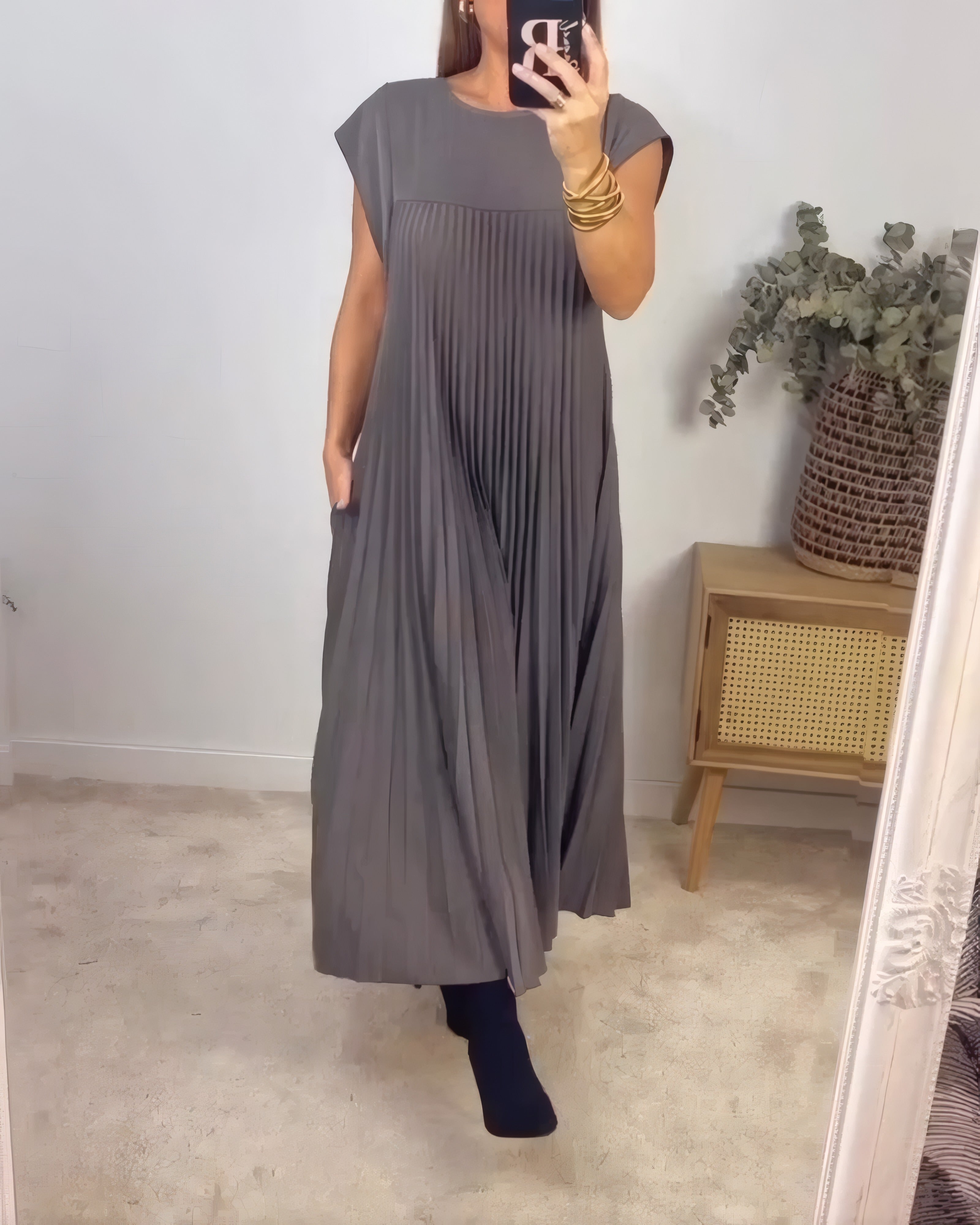 Aggie | Naturally Elegant Flared Pleated Dress Grey, photo studio
