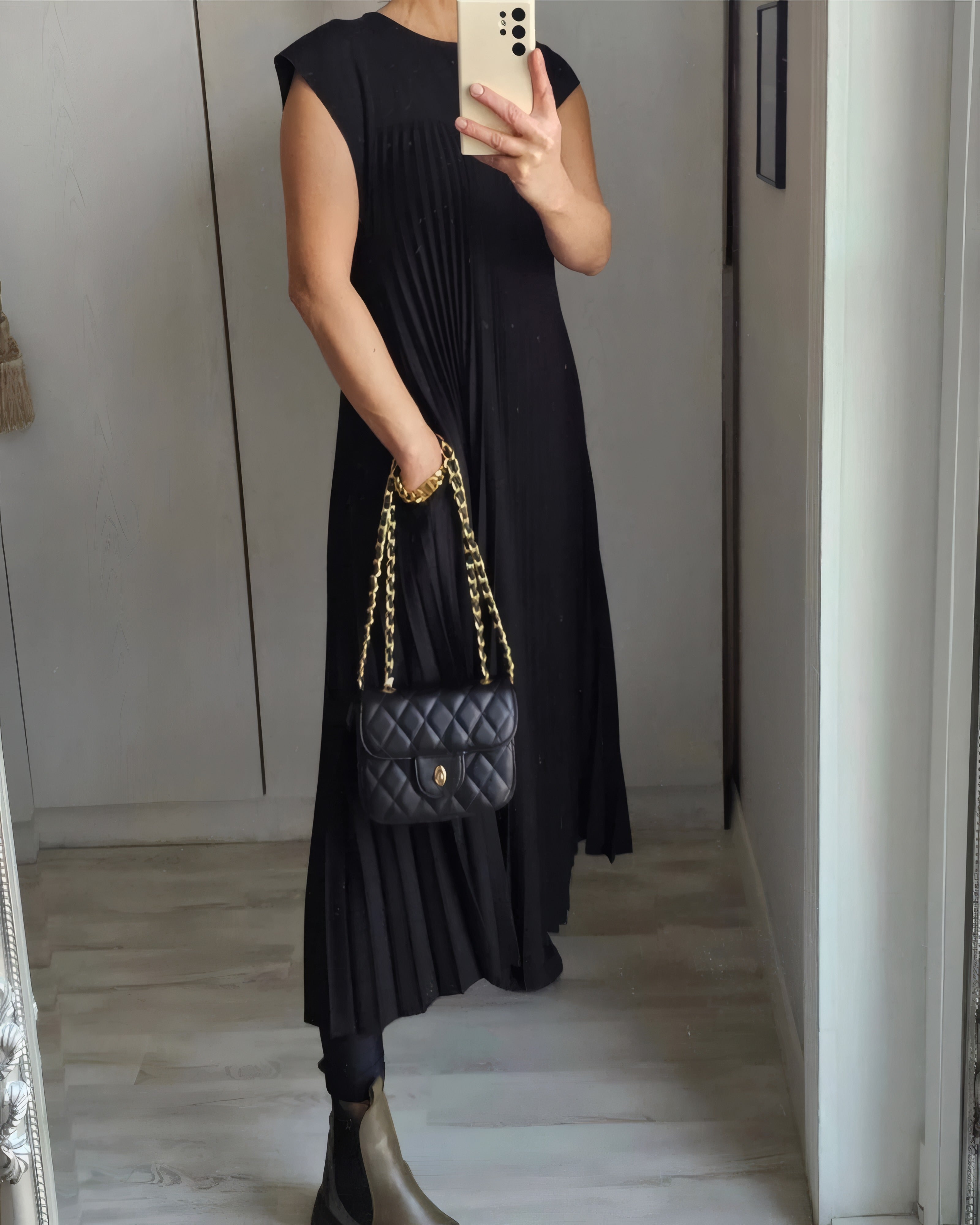 Aggie | Naturally Elegant Flared Pleated Dress Black, photo studio