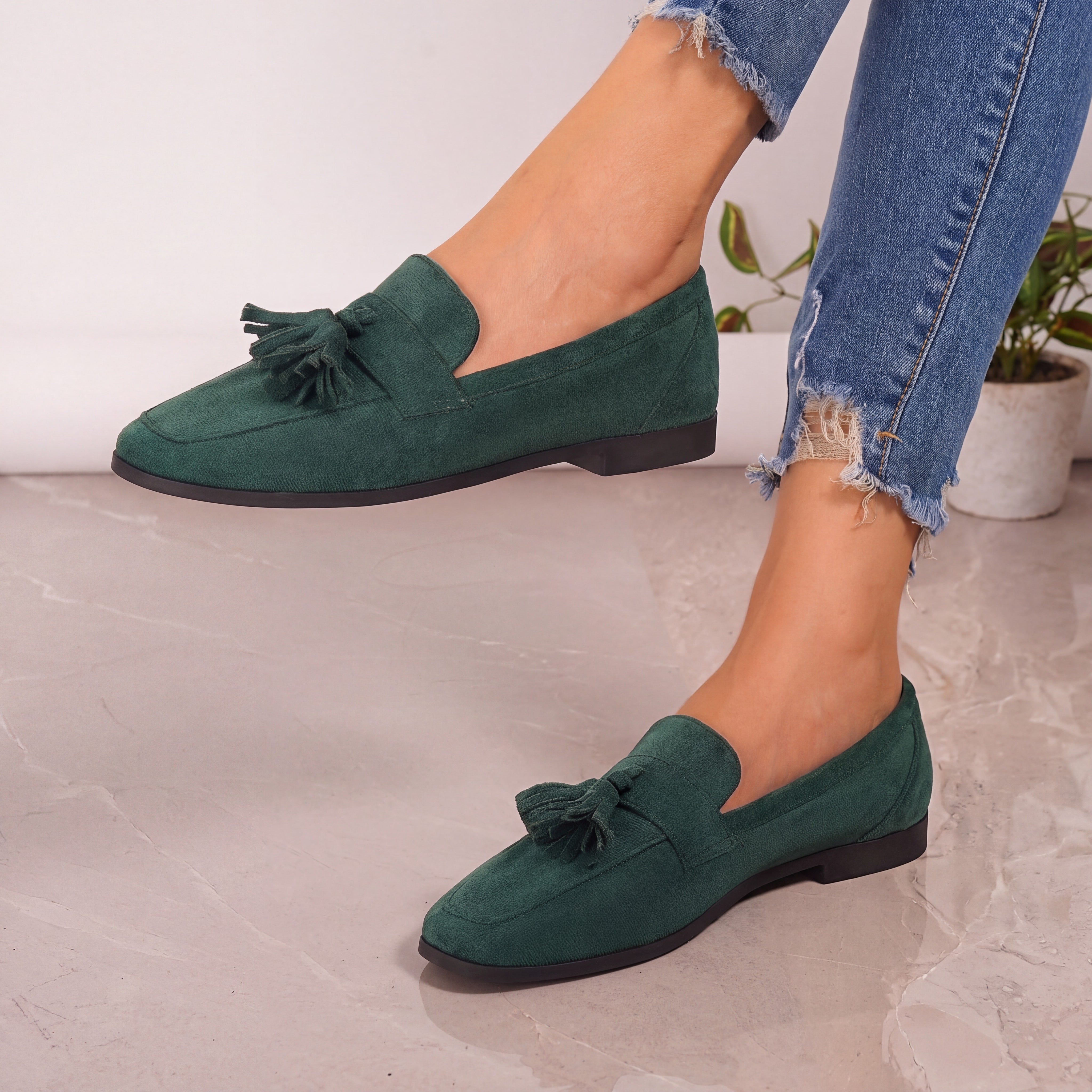 Angélique | Tassel Loafers with Arch Support, photo studio
