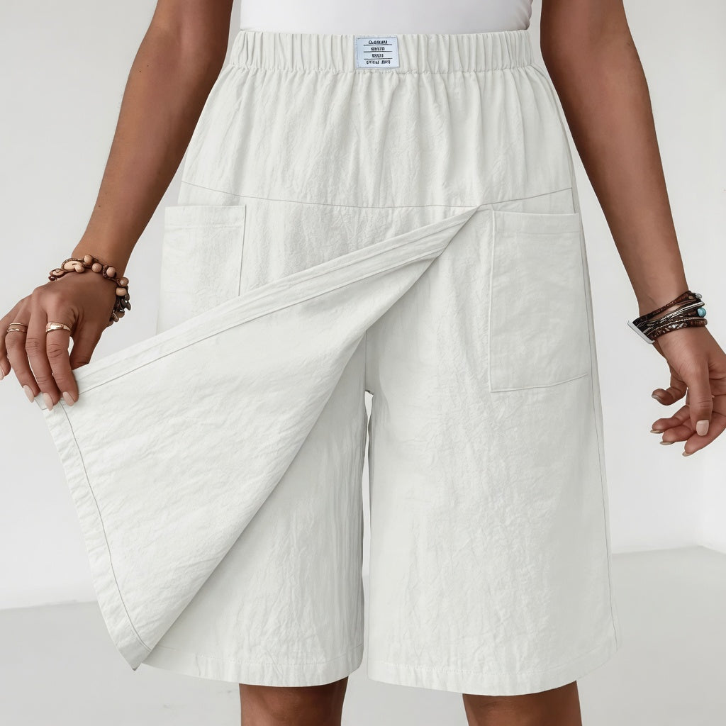Saskia Versatile Skort Shorts Signature White, photo studio
