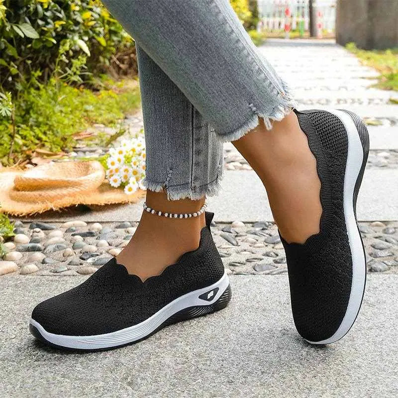 Wavella | Lightweight Slip-On Walking Shoes Black, photo studio